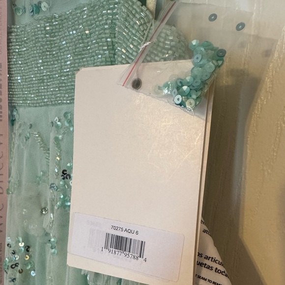 Mac Duggal - 70275 Deep V-Neck Floral Appliqued Gown NWT Size 6 - Picture 5 of 7